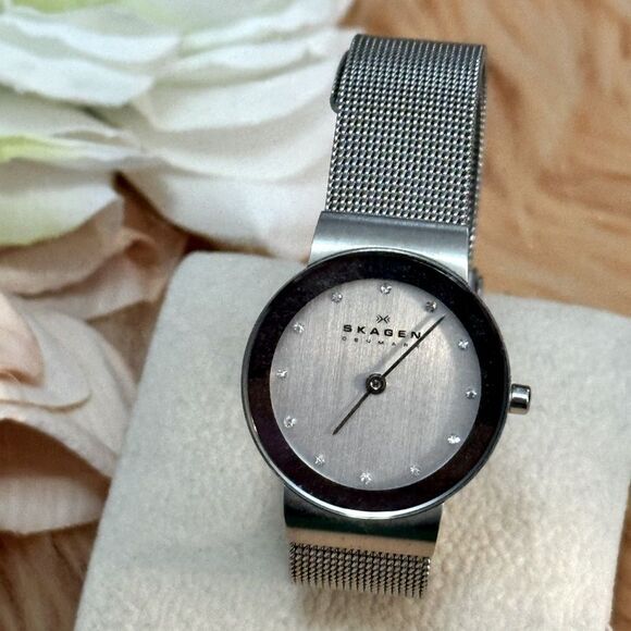 Skagen Silver Band Mesh Women’s Watch Mirror & Crystal Accent Face LIKE NEW! main image 8